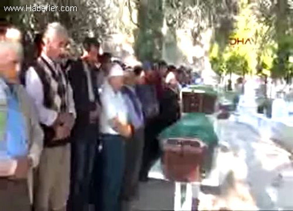 Trafik Kurbanı Aile Yan Yana Toprağa Verildi