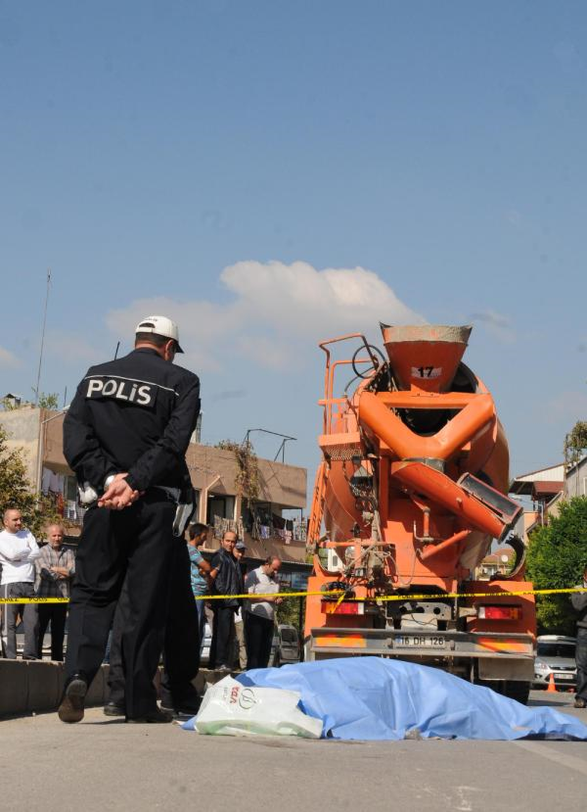 Yolun Karşısına Geçmek İsterken Beton Mikserinin Altında Öldü