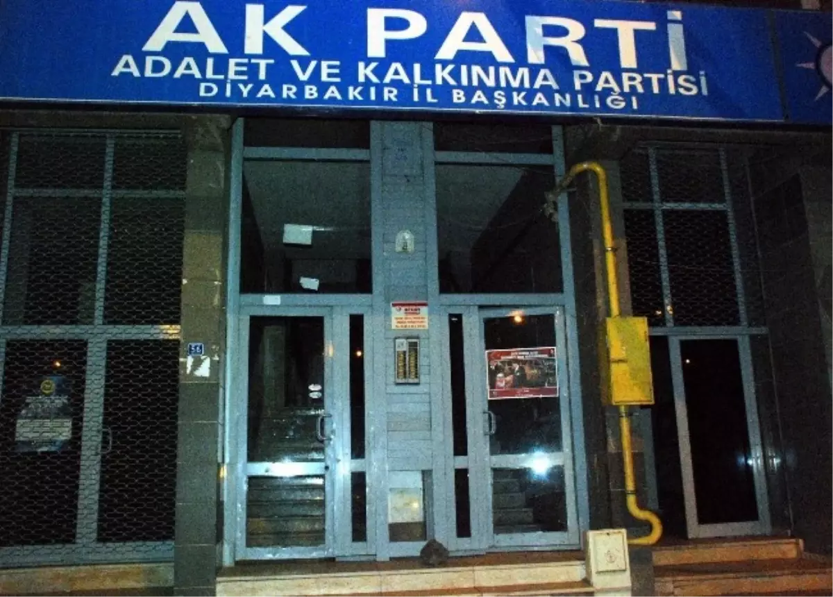 AK Parti Diyarbakır İl Başkanlığı\'na Molotoflu Saldırı