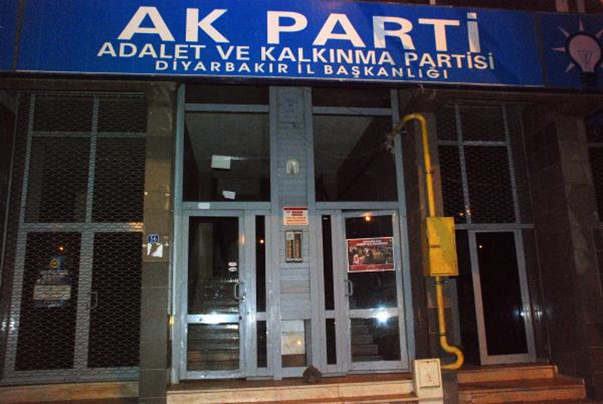 AK Parti Diyarbakır İl Başkanlığı\'na Taşlı Molotoflu Saldırı