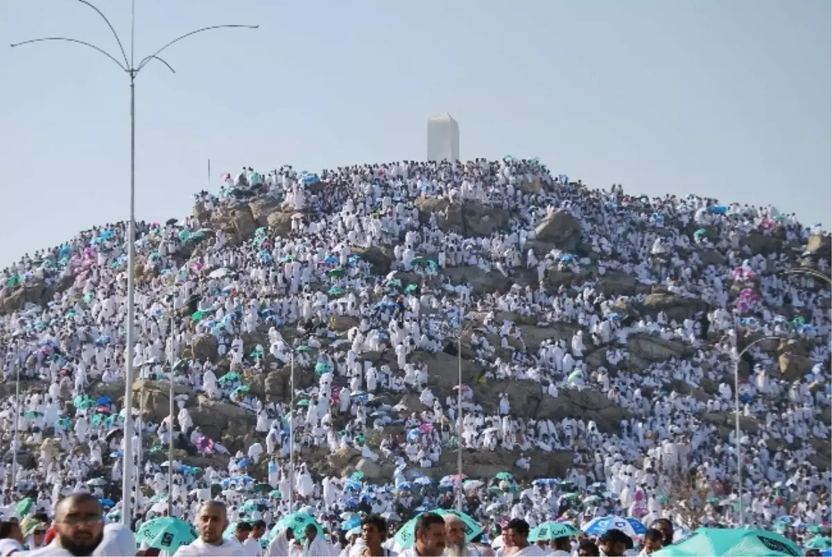 Arafat\'ta Gözyaşları Eşliğinde Vakfe Duası