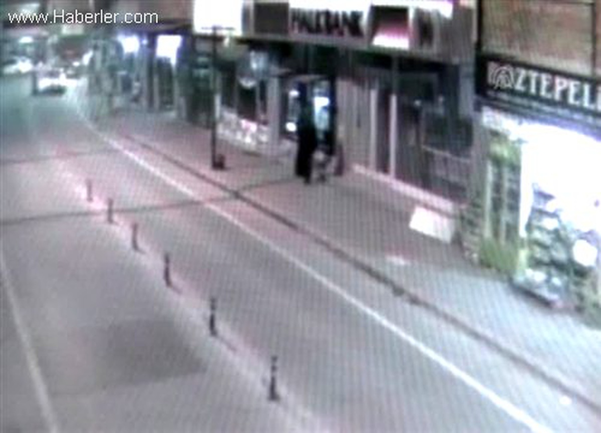 ATM\'den hırsızlık güvenlik kamerasına yansıdı