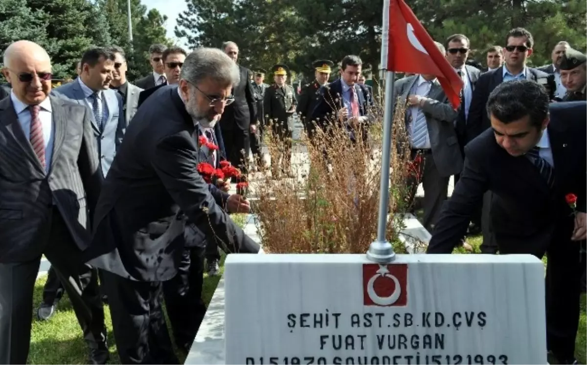 Bakan Yıldız Şehitliği Ziyaret Etti