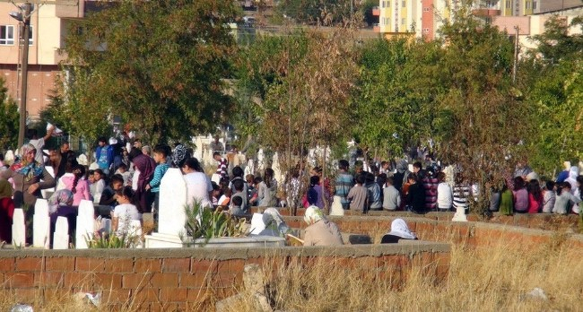 Batman'da Vatandaşlar Bayram Arifesinde Mezarlıklara Akın Etti