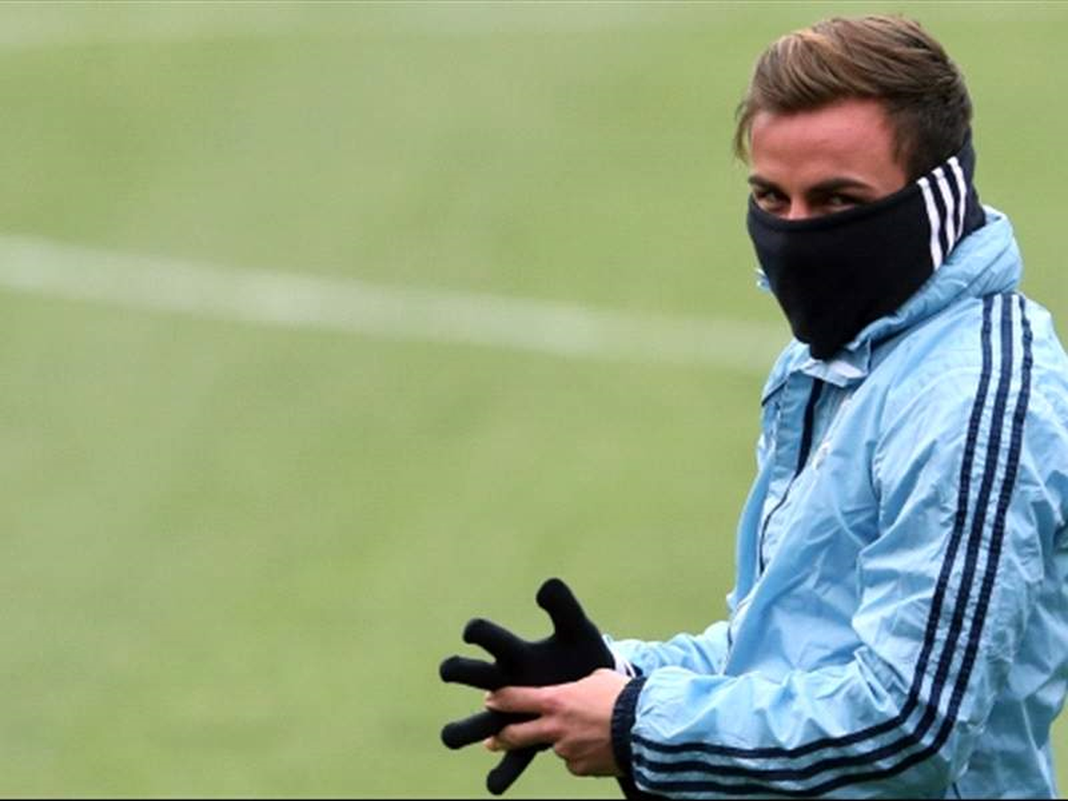 Bierhoff, Götze\'yi Topa Tuttu