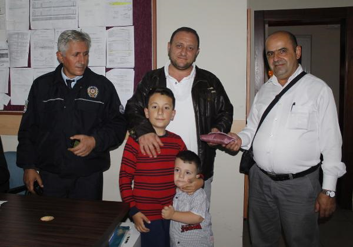 Bulduğu Cüzdanı Polise Teslim Etti