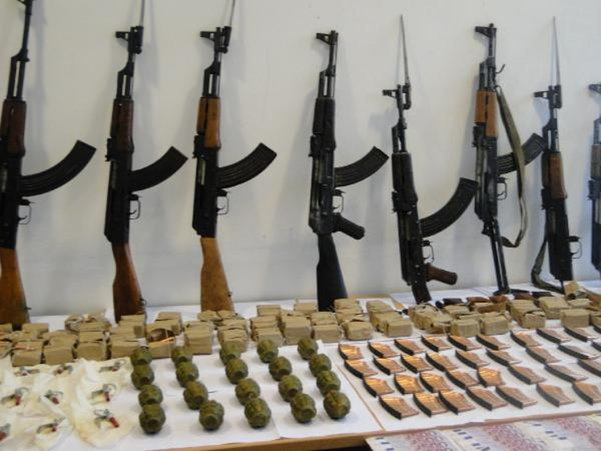 Gümrükten Silah Deposunu Andıran Otomobili ile Geçmek İstedi, Yakalandı