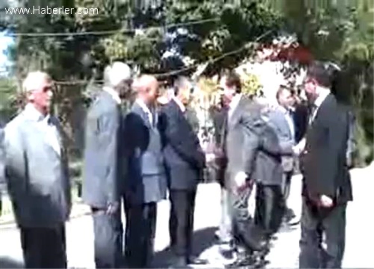 Hakkari Valisi Kalkan, Çukurca\'da BDP Binasında Bayramlaştı