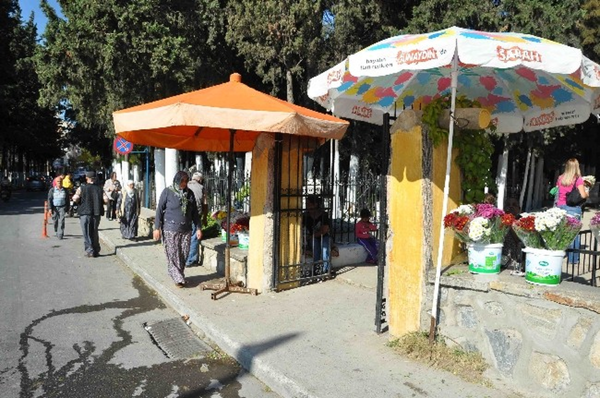Kuşadası\'nda Bayram Öncesi Mezarlıklar Doldu Taştı