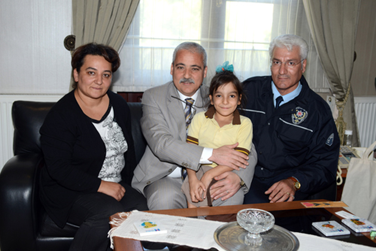 Minik Ebru Sanatçısı, Vali Güvençer\'i Ziyaret Etti