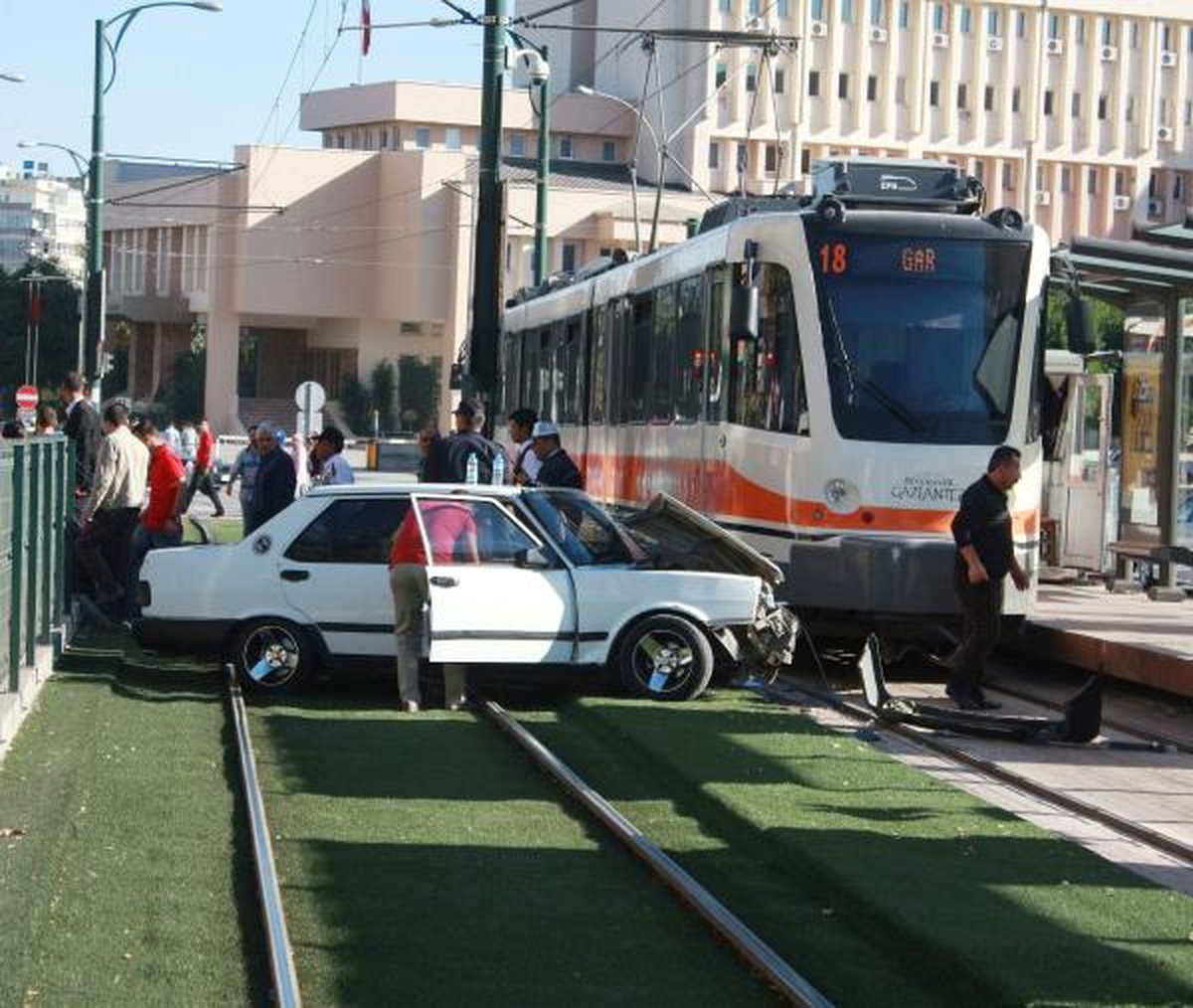 Otomobil Tramvaya Çarptı: 1 Yaralı