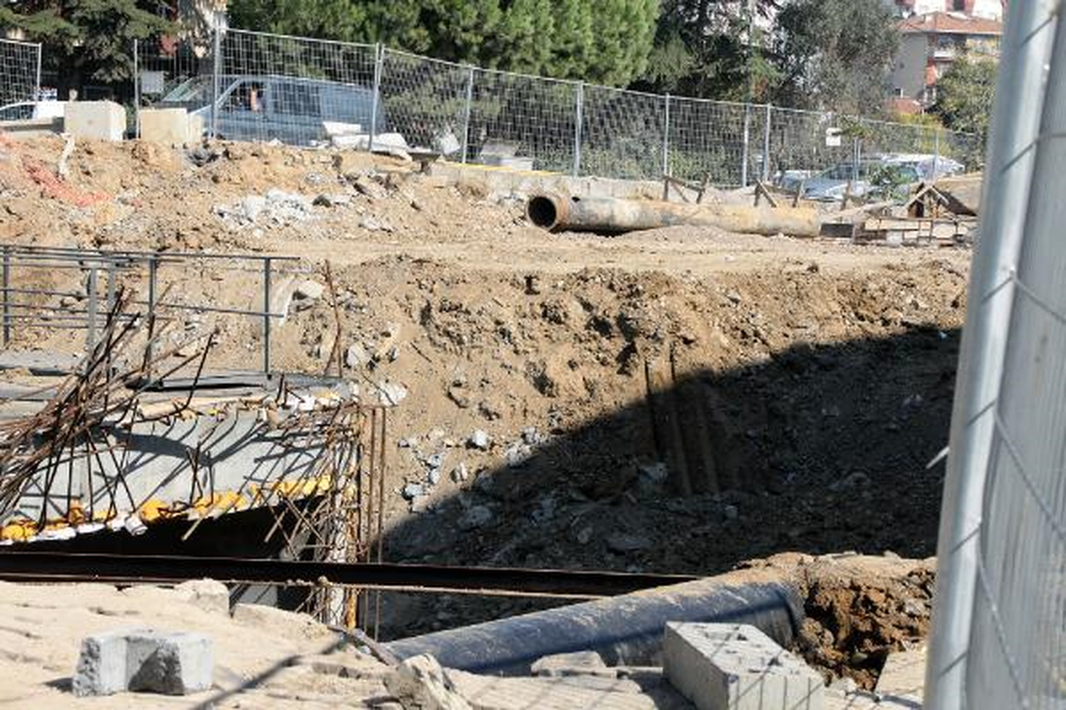 Patlayan Borudan Fışkıran Sular Binaların Tepesini Aştı