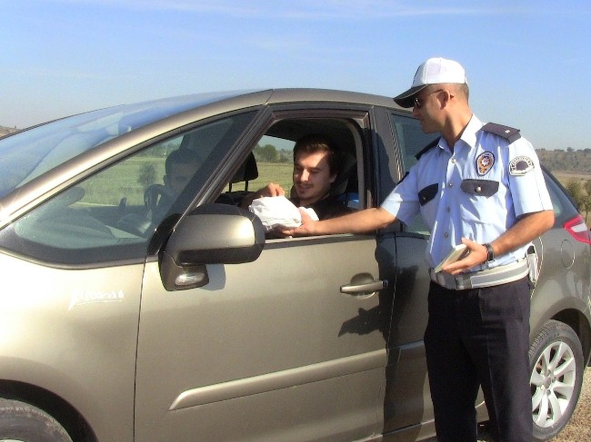 Polisten Sürücülere Şekerli Uyarı