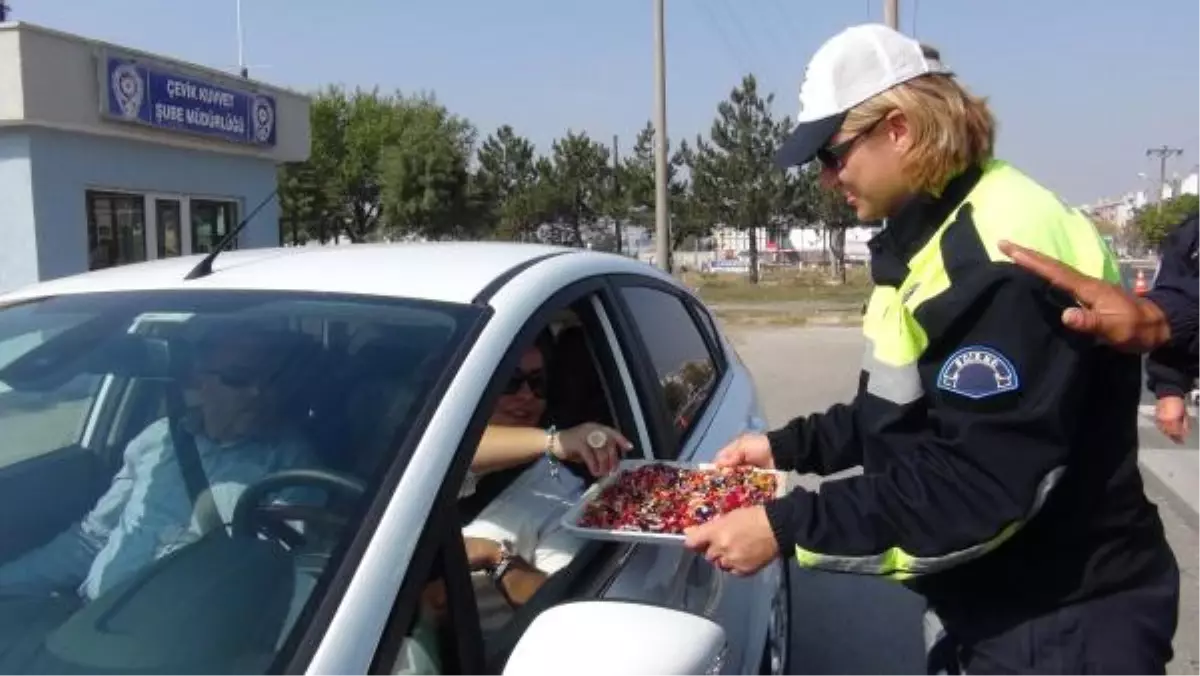 Polisten Sürücülere Şekerli ve Kolonyalı Uyarı