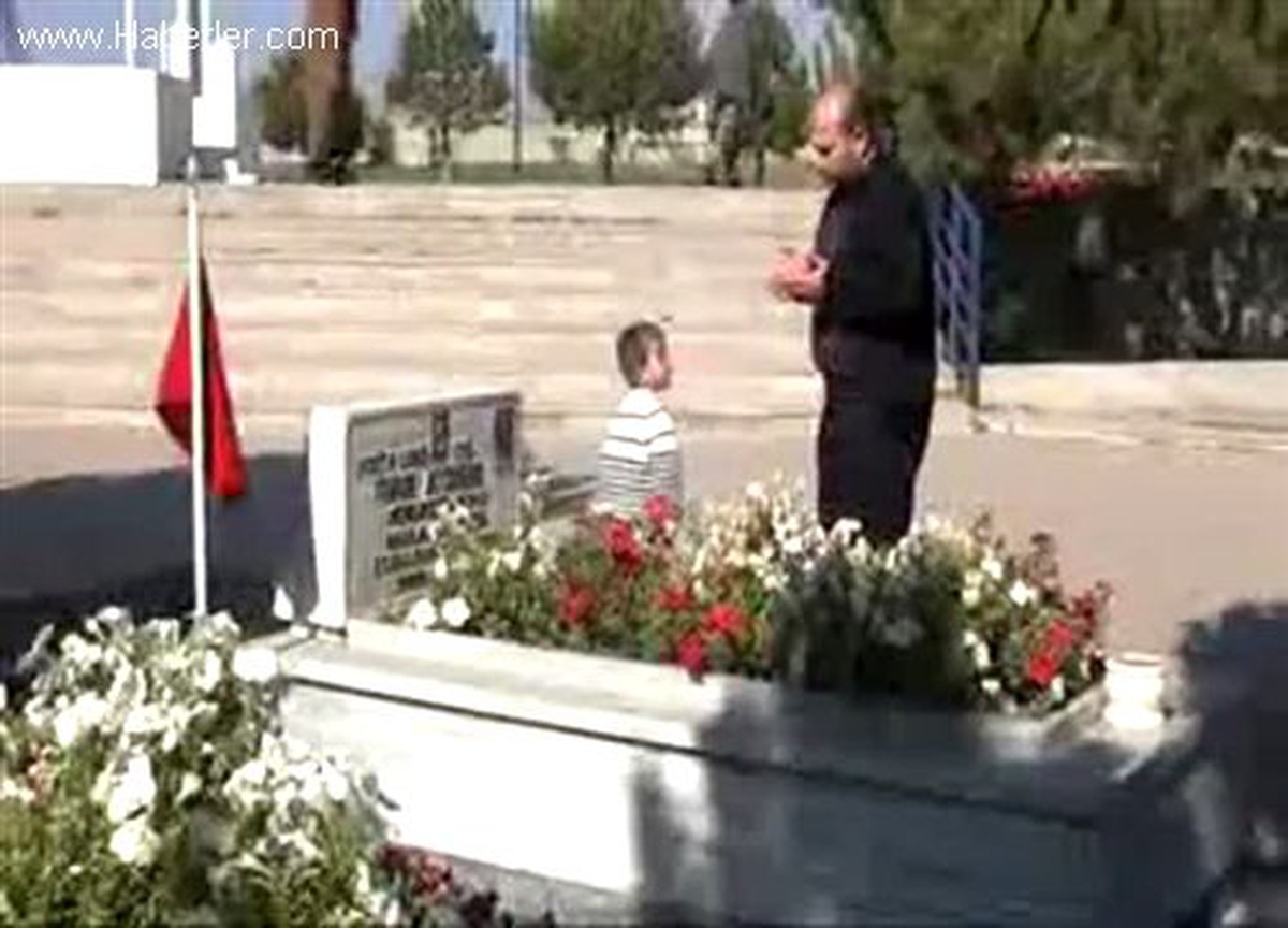 Şehitlik Ziyaretçi Akınına Uğradı
