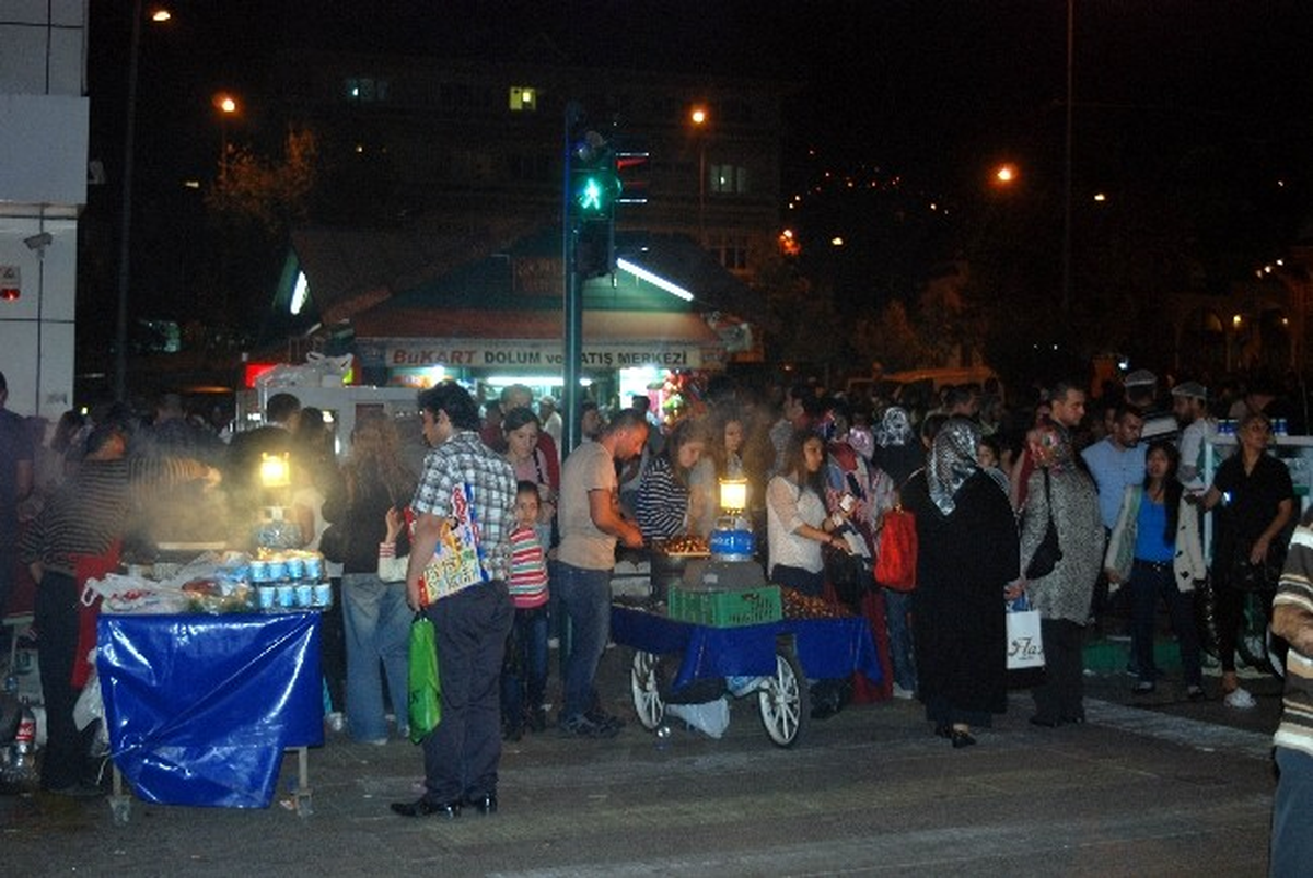 Seyyar Satıcılar Yaya Geçitlerine Tezgah Kurdu