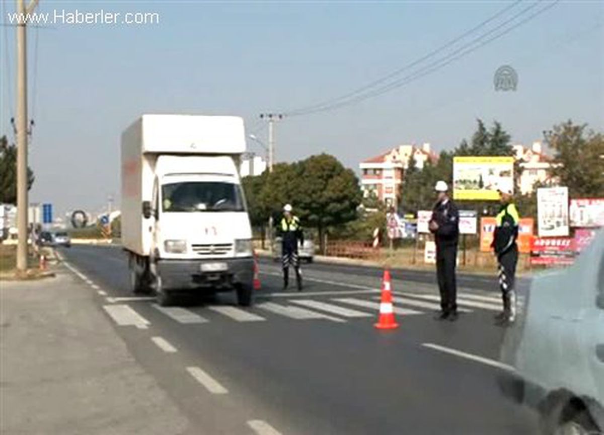 Trafik Ekiplerinden Kolonya ve Şeker İkramlı Denetim