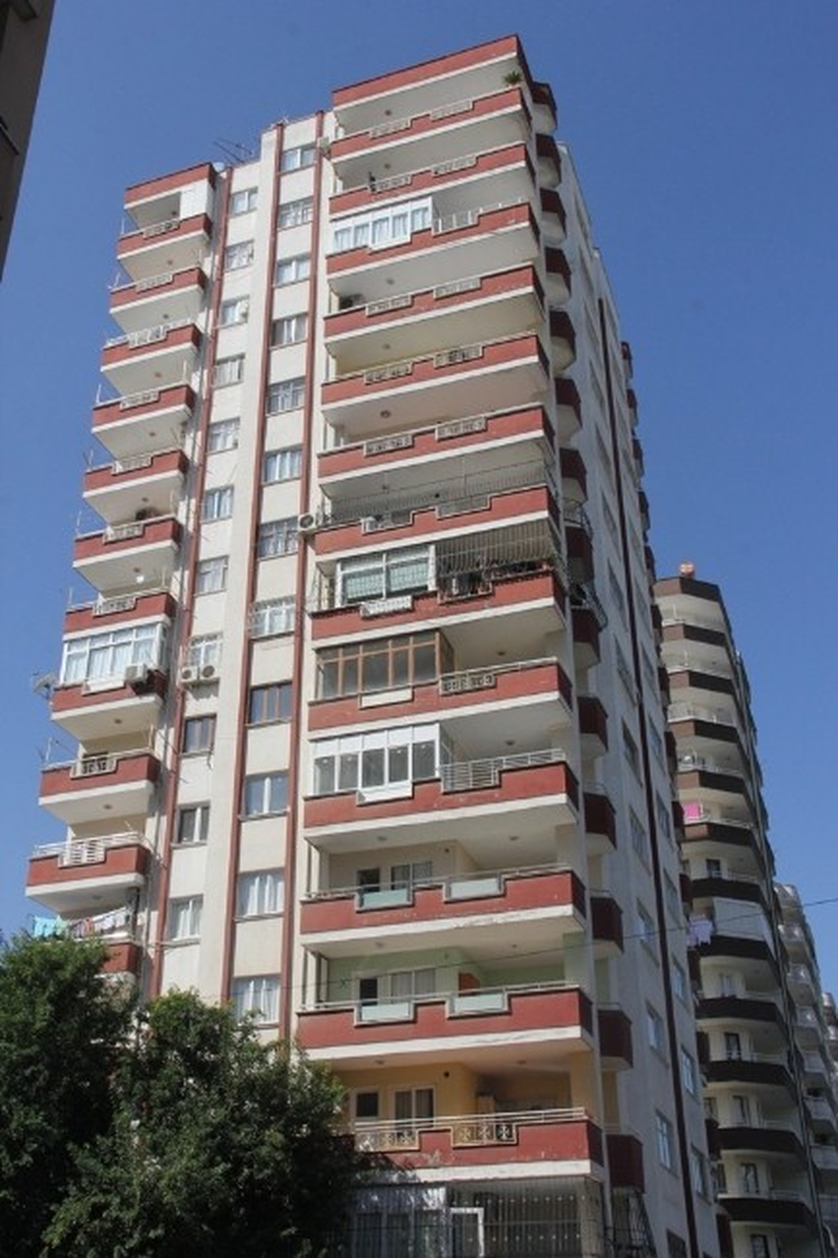 8. Kattaki Balkonda Kurban Kesip Derisini Yüzdü