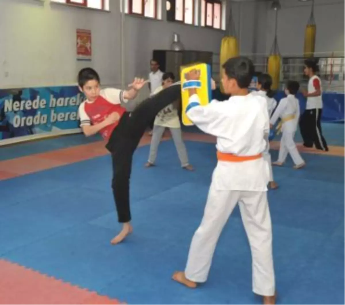 Afgan Gençler Gümüşhane\'de Karate Öğreniyor