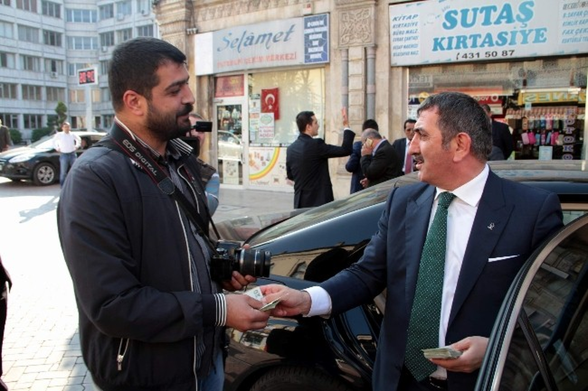 AK Parti\'li İl Başkanı Köktaş Gazetecilere Bayram Harçlığı Dağıttı