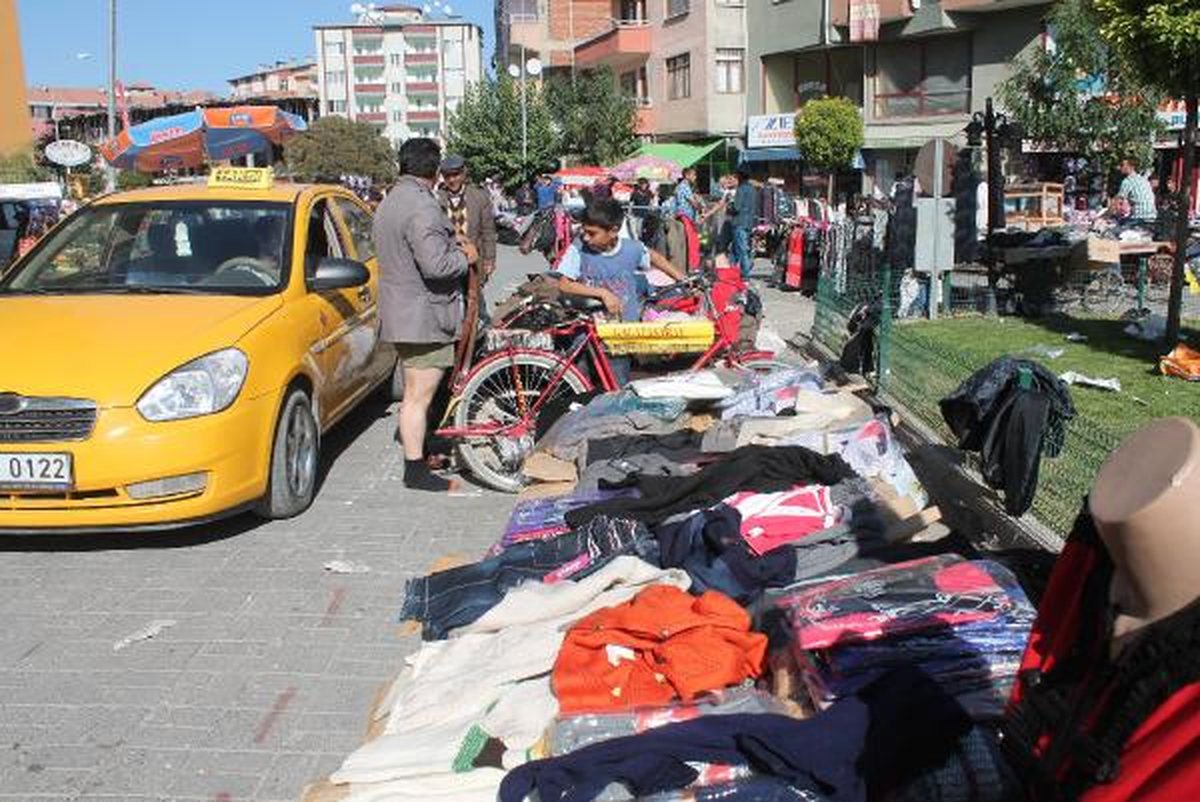 Iğdır\'da Bir Adam Alacağı Pantolonu Sokakta Denedi