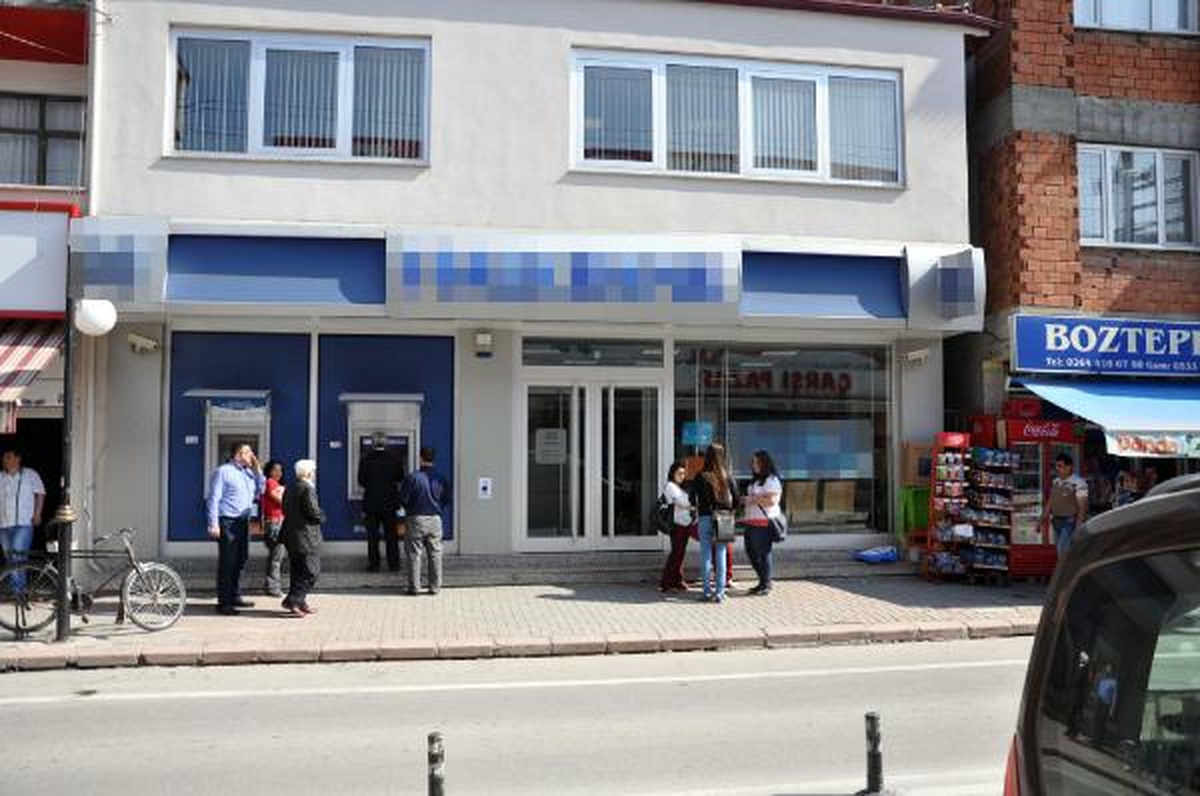 ATM\'ye Düzenek Kurup Onlarca Kişinin Parasını Çektiler
