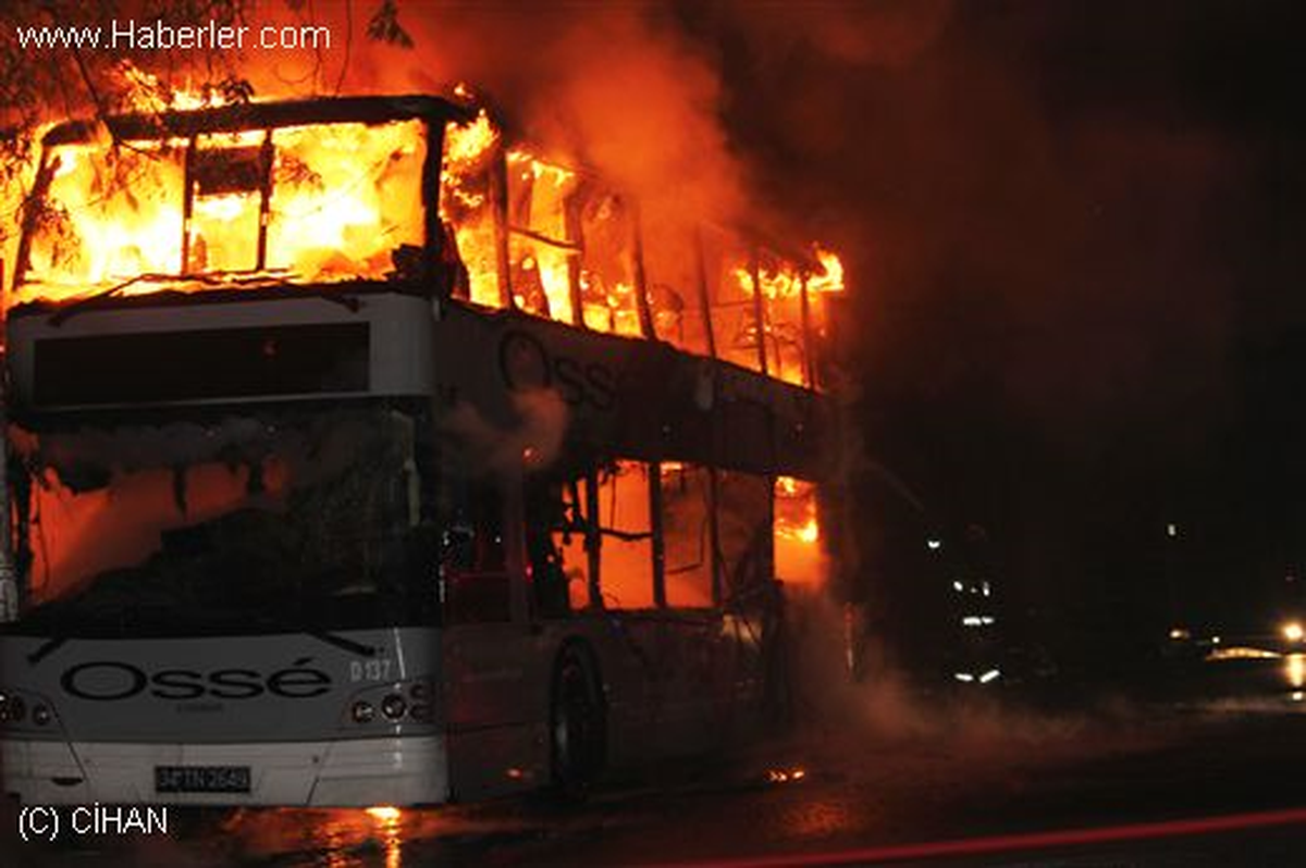 İstanbul Bahçelievler\'de Park Halindeki İETT Otobüsü Yandı