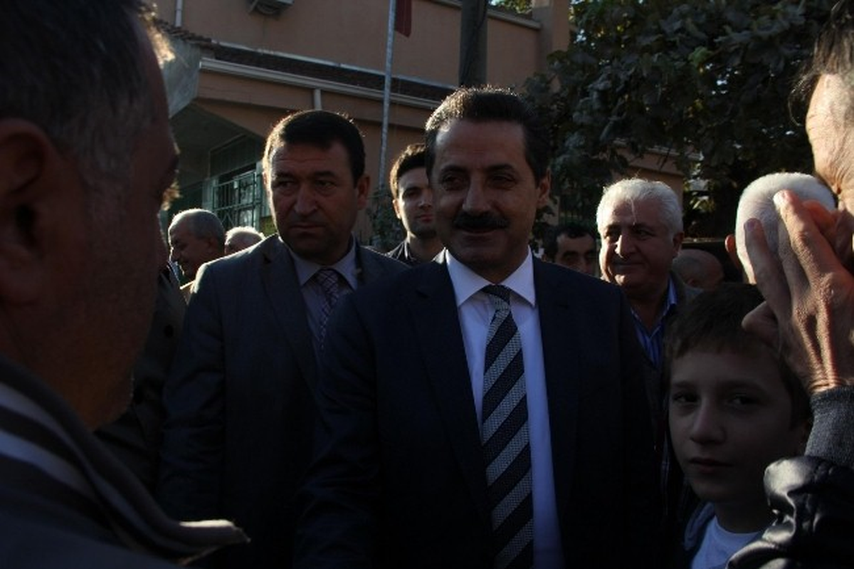 Bakan Çelik Bayram Namazını Doğu Camii\'nde Kıldı