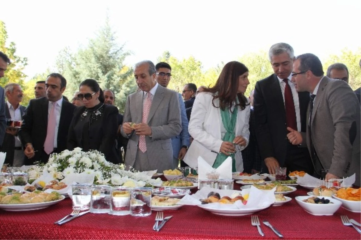 Bakan Eker Diyarbakır\'da Bayramlaşma Törenine Katıldı