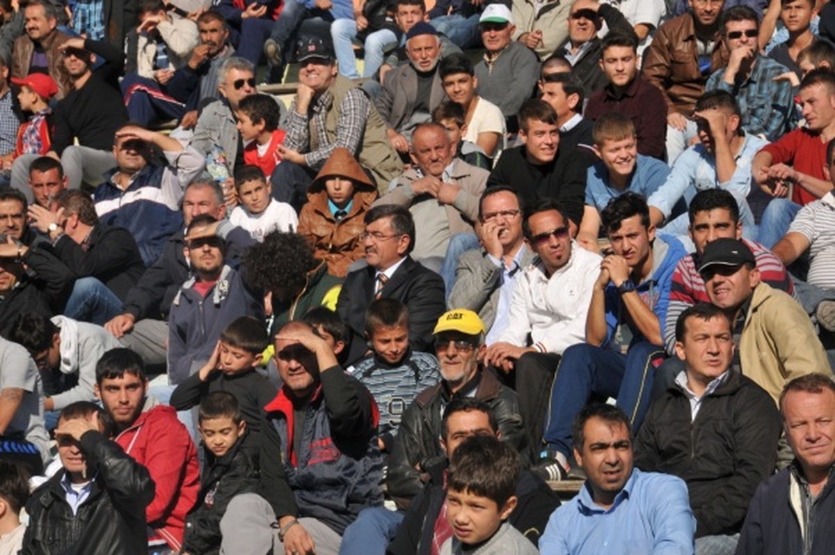 Belediye Başkanı Akdoğan Maçı Açık Tribünden İzledi