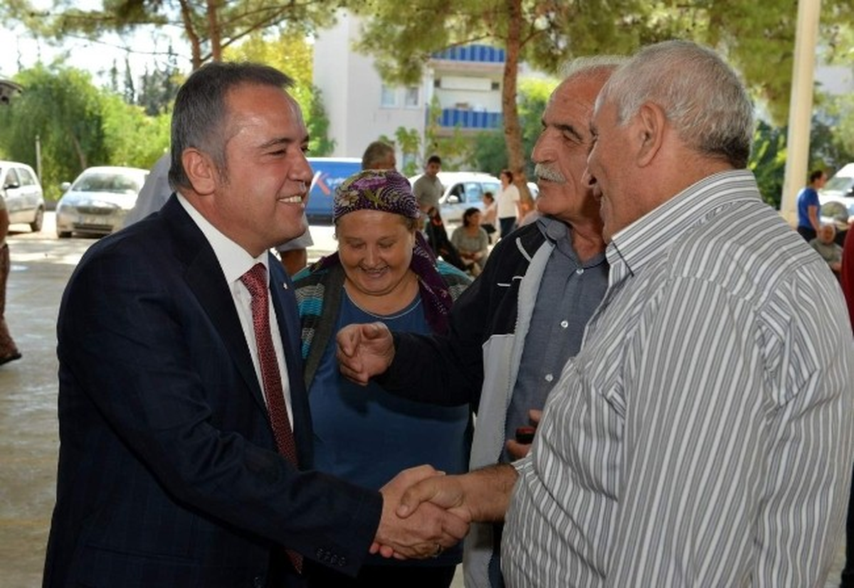 Belediye Başkanı Böcek, Vatandaşlarla Bayramlaştı