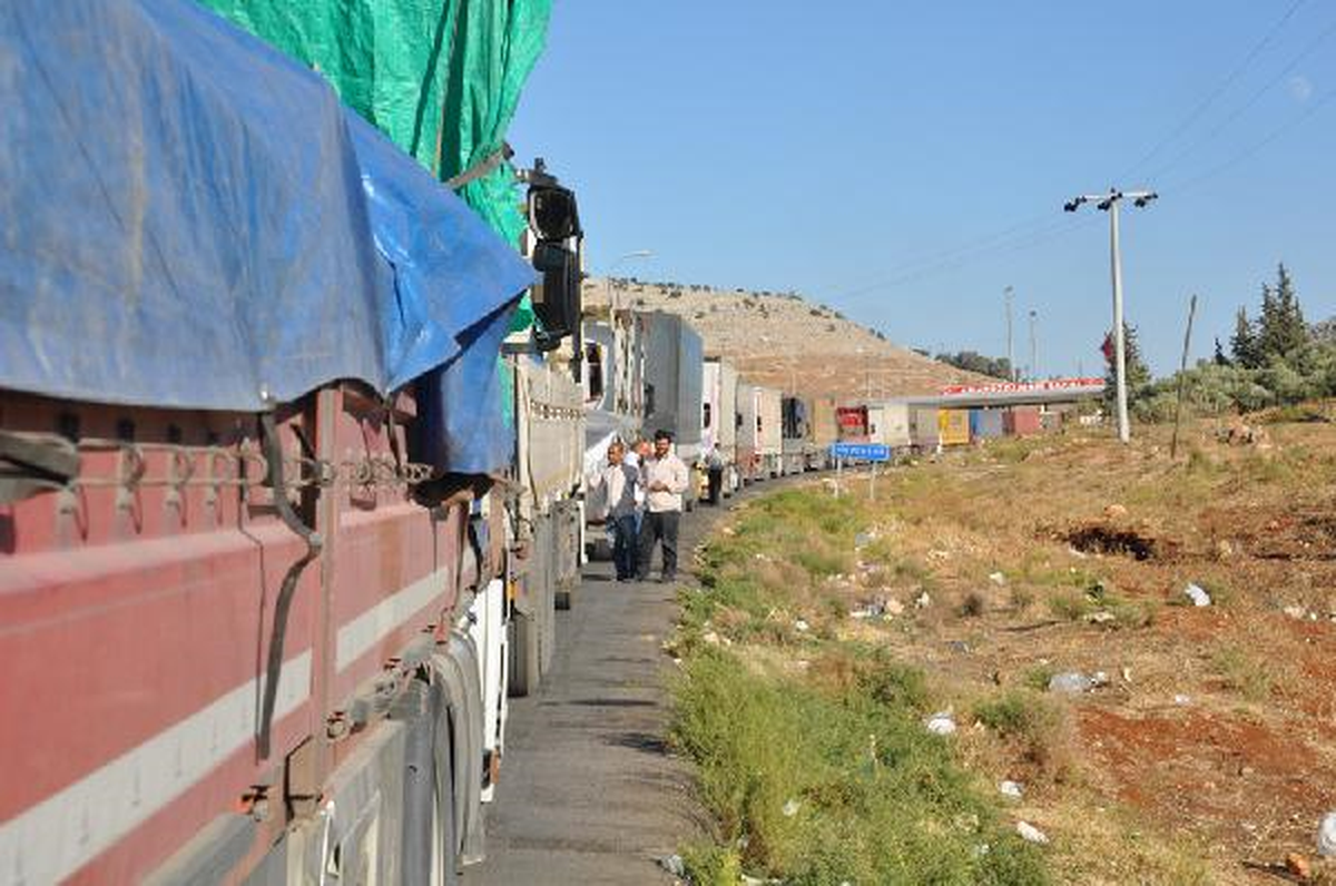 Cilvegözü\'nde Tır Sürücüleri Bayramı Kuyrukta Geçiriyor