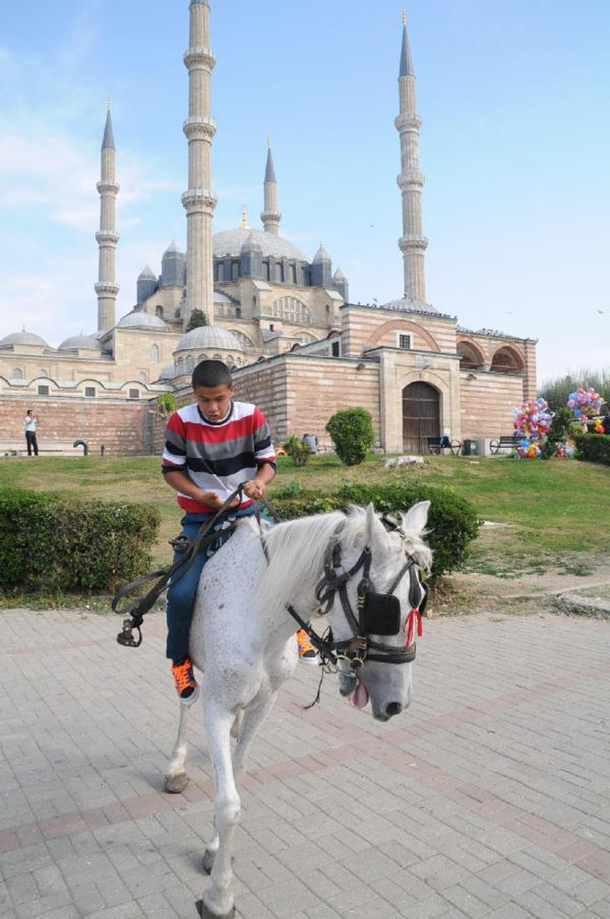Çocuklar Selimiye Meydanı\'nda At Binerek Eğlendi