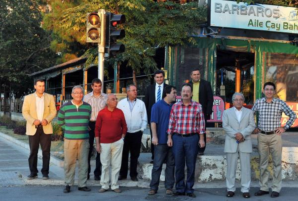 Deniz Baykal, Vekilleri Kırmızı Işıkta Bekletti