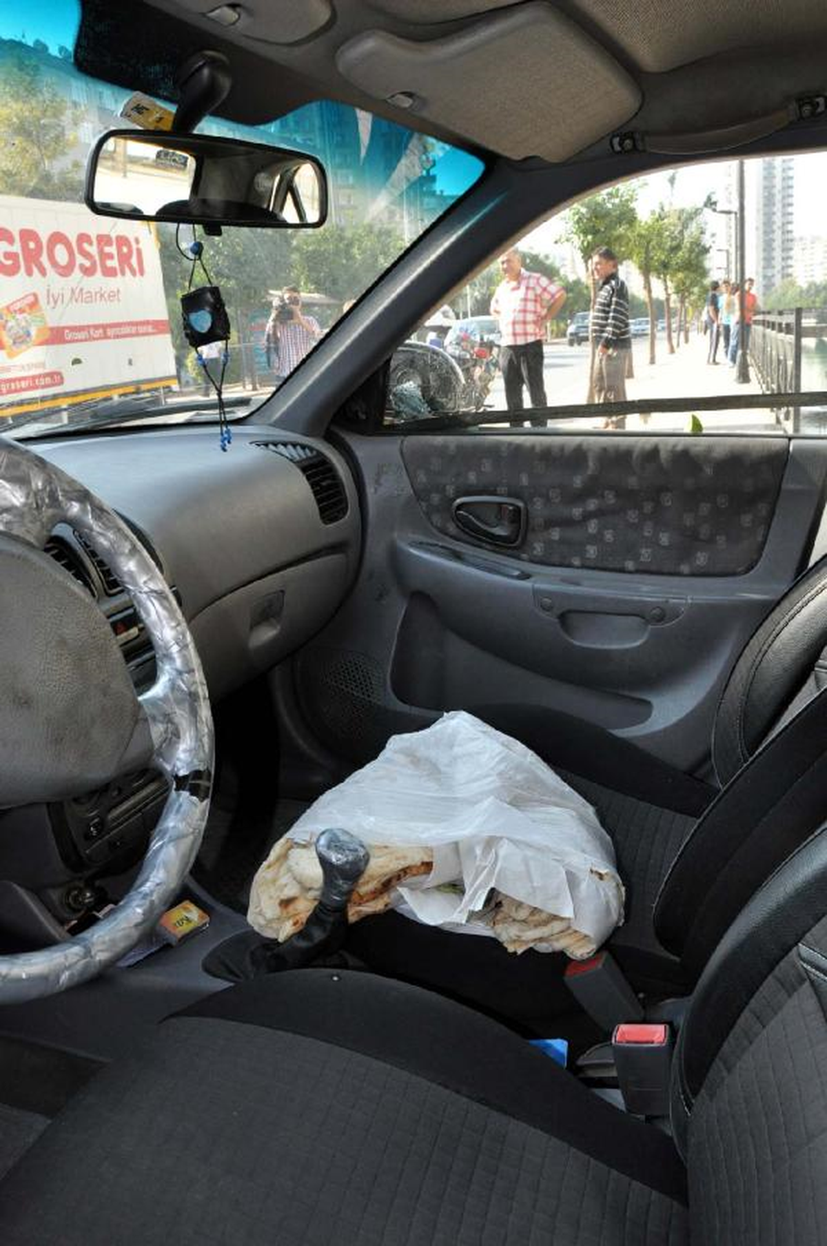 Kaza Yaptığı Otomobilde Kebap Pidelerini de Bırakıp Kaçtı