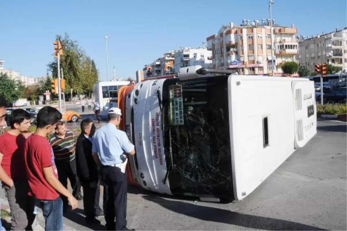 Otomobille Çarpışan Halk Otobüsü Devrildi