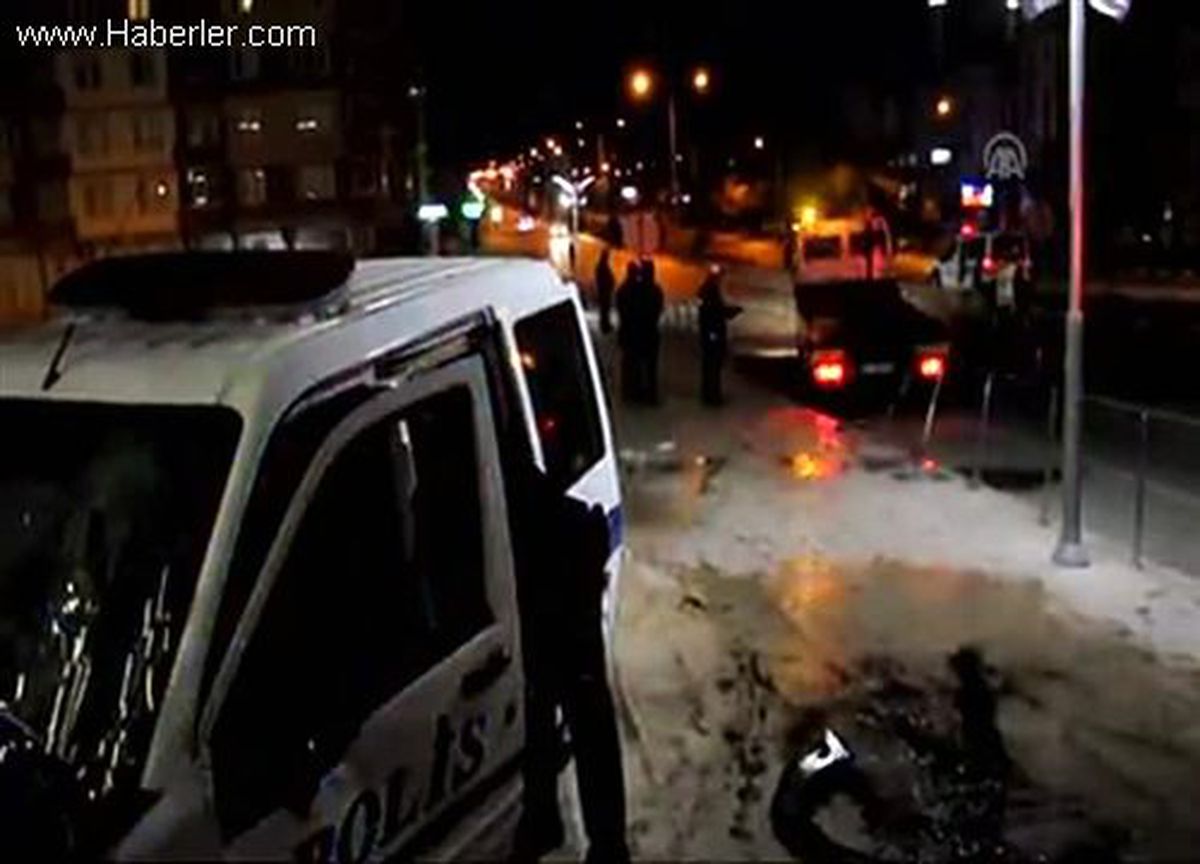Polis aracı duvara çarptı: 2 yaralı