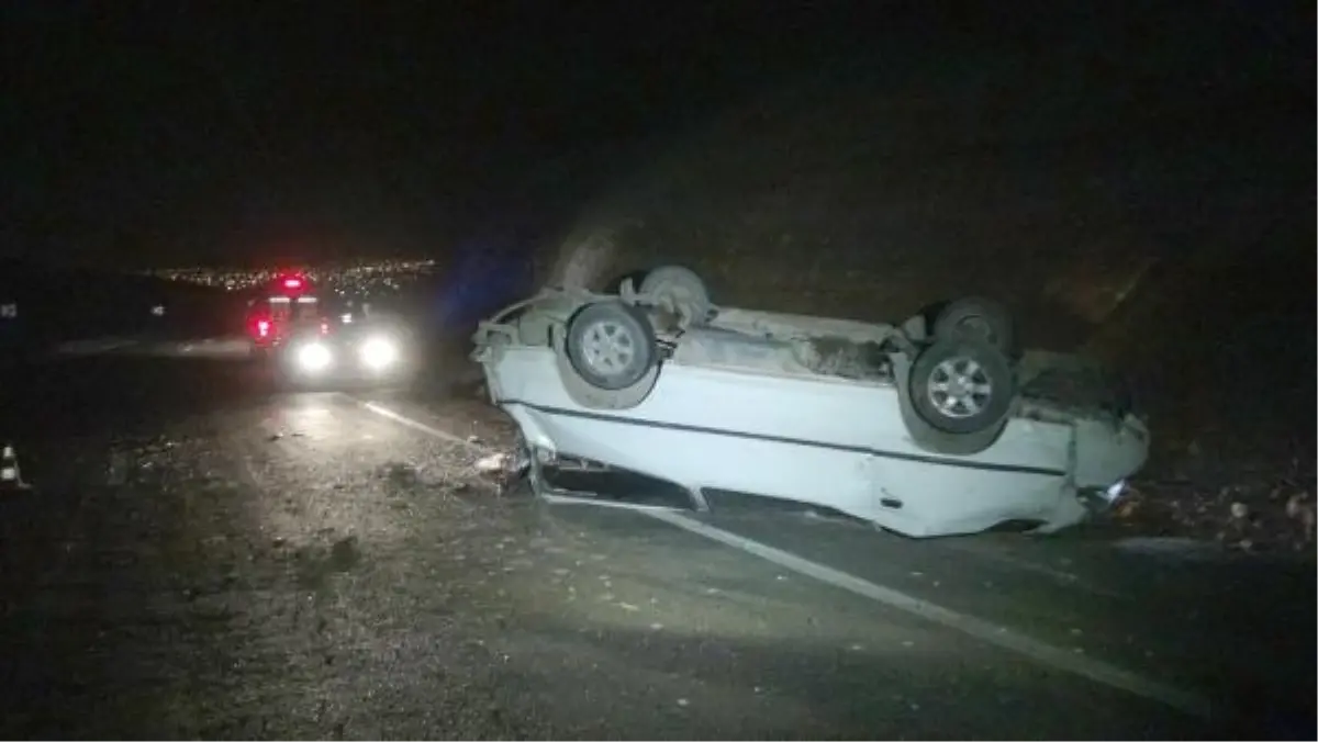 Polis, Takla Atıp Ters Dönen Minibüste Yaralı Aradı