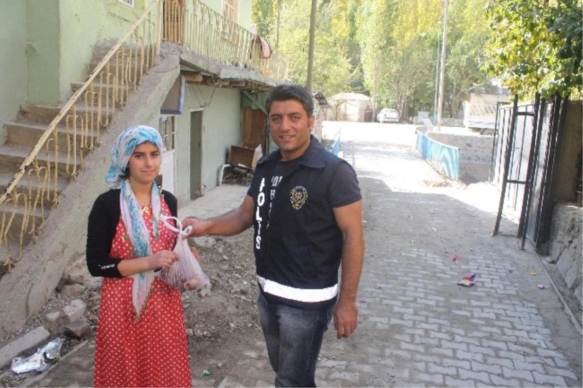 Polisler Çatak\'ta Kürtçe Bayramlaşıp Kurban Eti Dağıttı