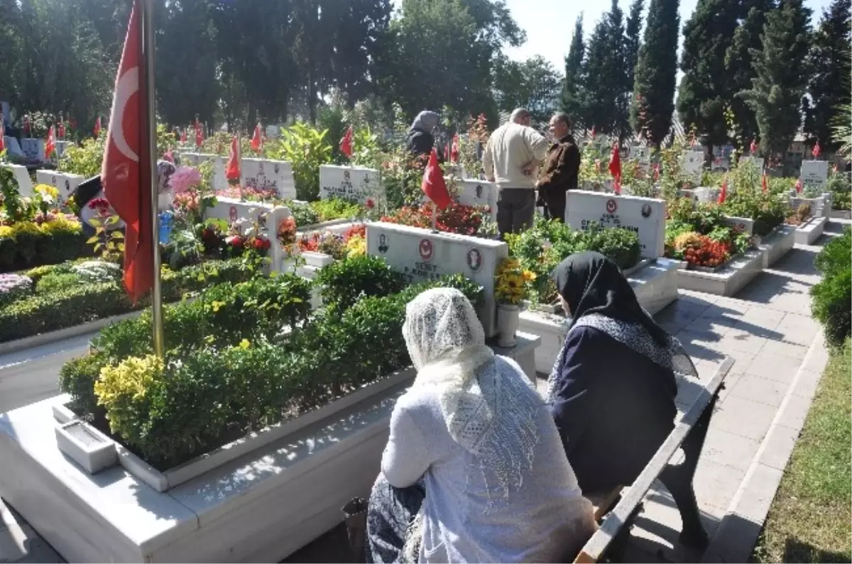 Şehitlikte Buruk Bayramlaşma