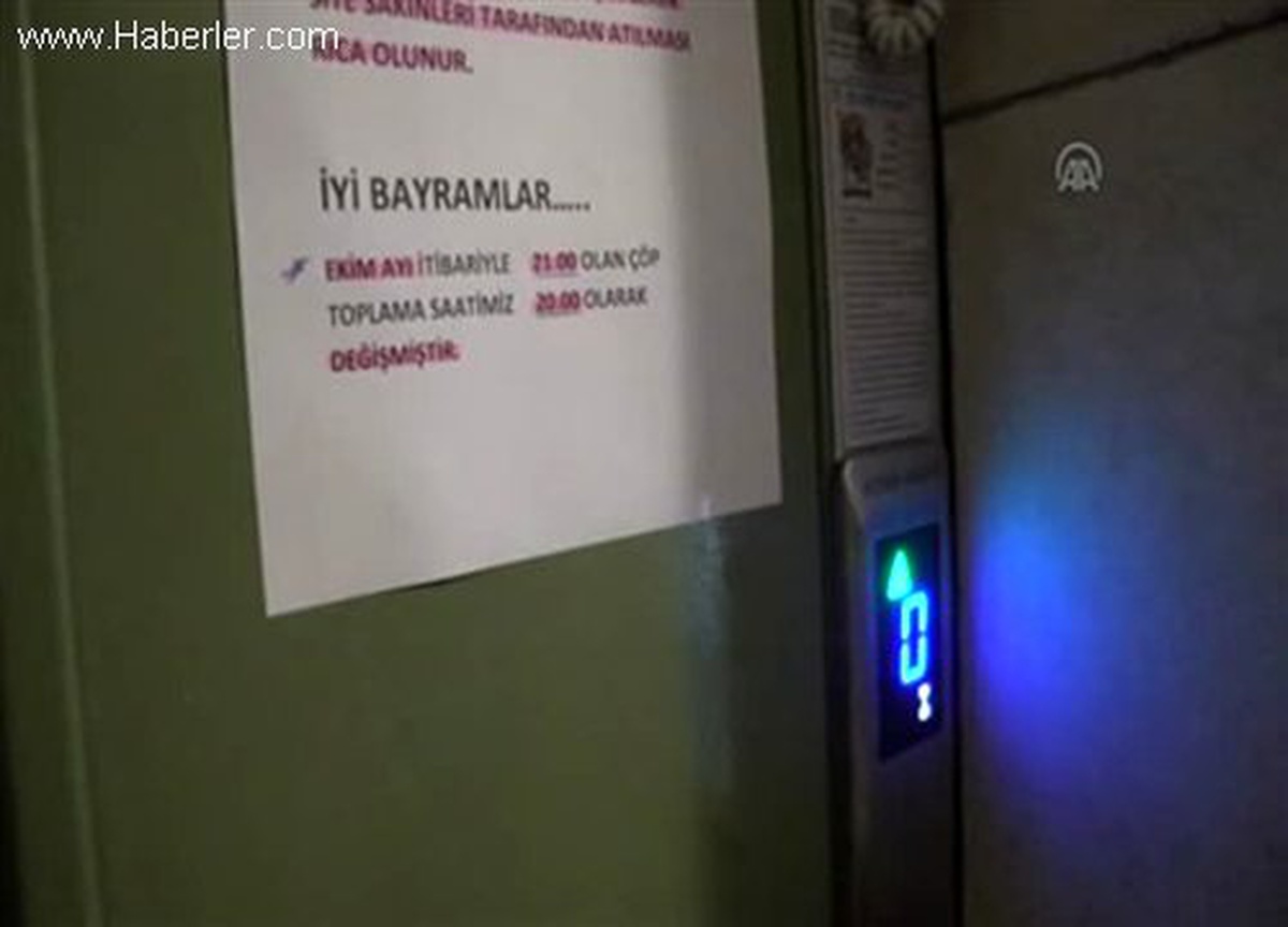 Şeker toplamak için geldikleri apartmanda asansörde kaldılar