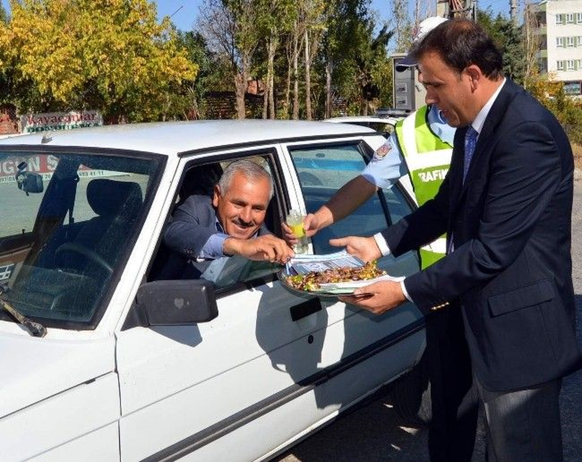 Trafik Polisleri Sürücülerin Bayramını Kutladı