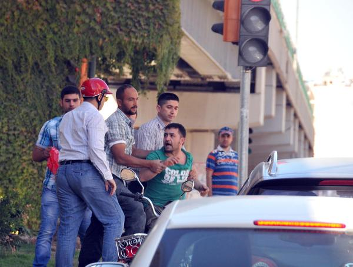 Trafik Sıkıştı, Sürücüler Birbirine Girdi