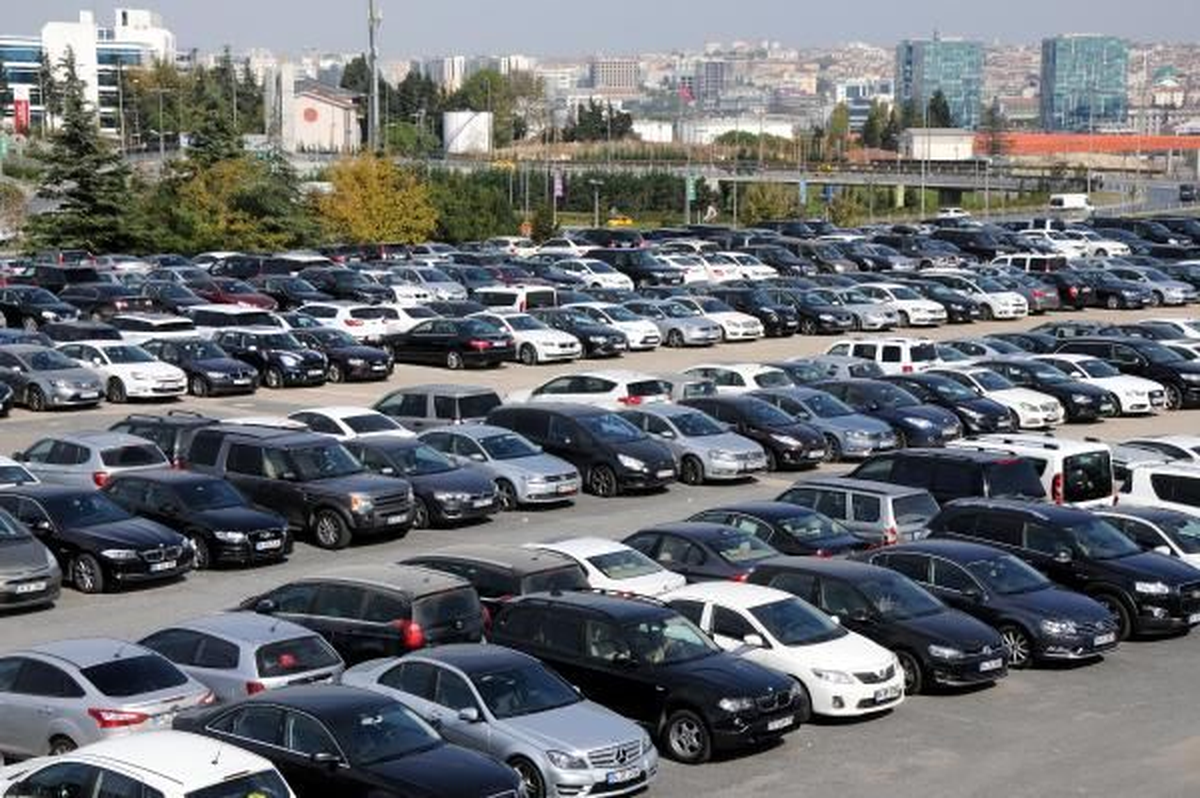 Atatürk Havalimanı\'nda Araç Koyacak Yer Kalmadı
