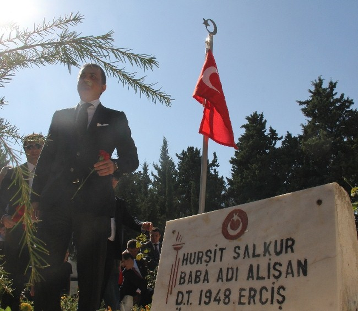Bakan Çelik Şehitliği Ziyaret Etti