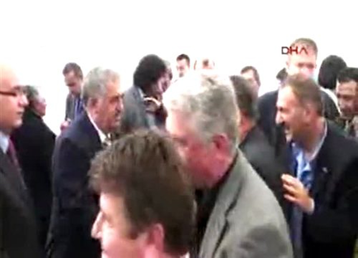 Bakan Yazıcı, Bende Harçlık Yok Dedi, Gül Dağıttı