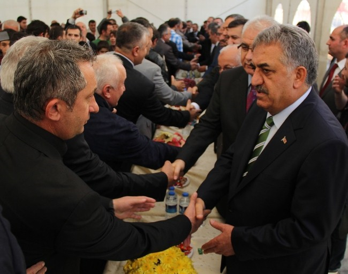 Bakan Yazıcı ile Bayramlaşma Kuyruğu