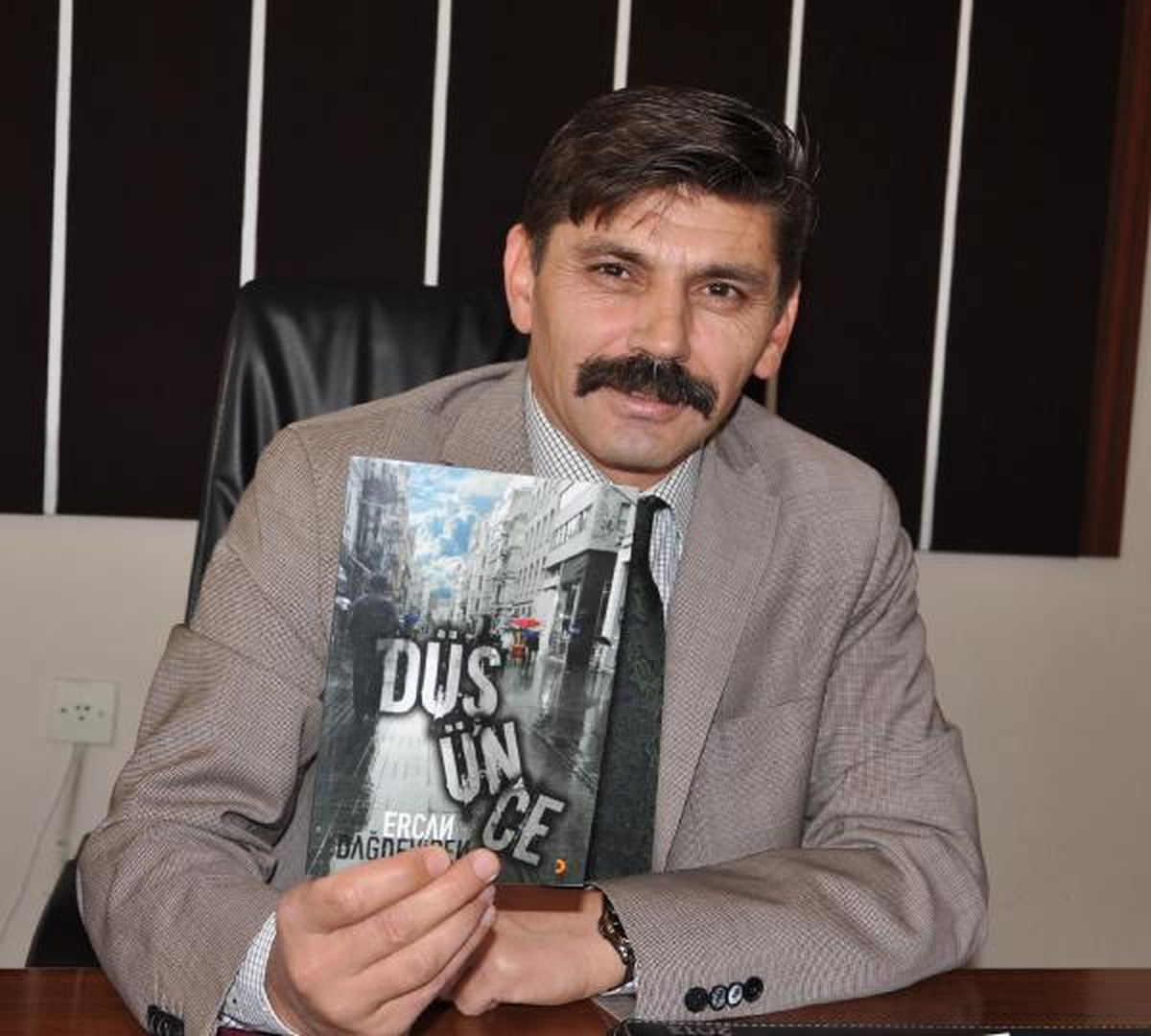Denizli Emniyet Müdür Yardımcısından Şiir Kitabı