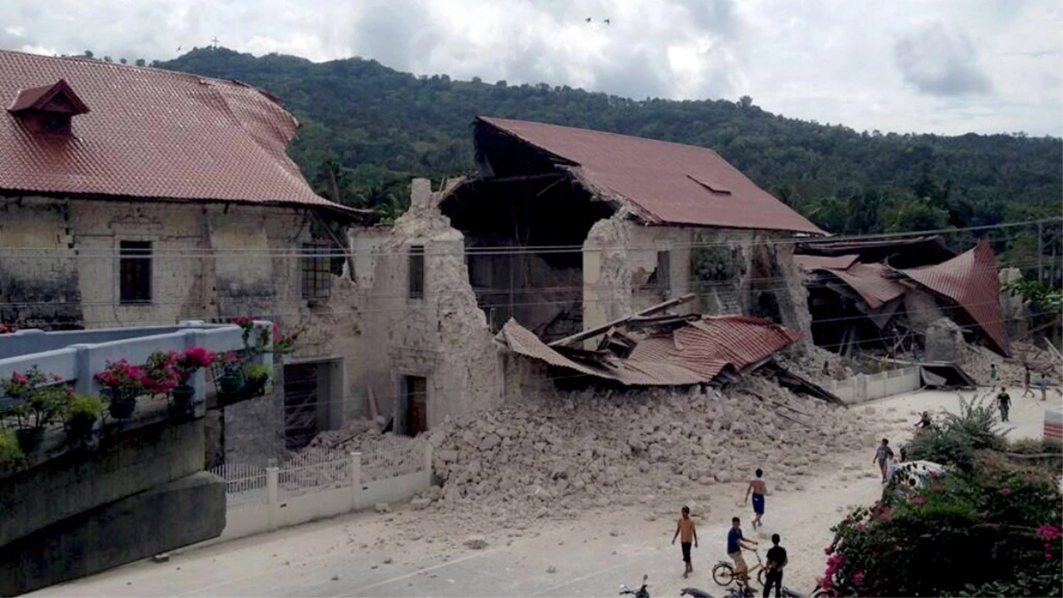 Filipinler\'de Meydana Gelen 7,2\'lik Deprem Kamerada