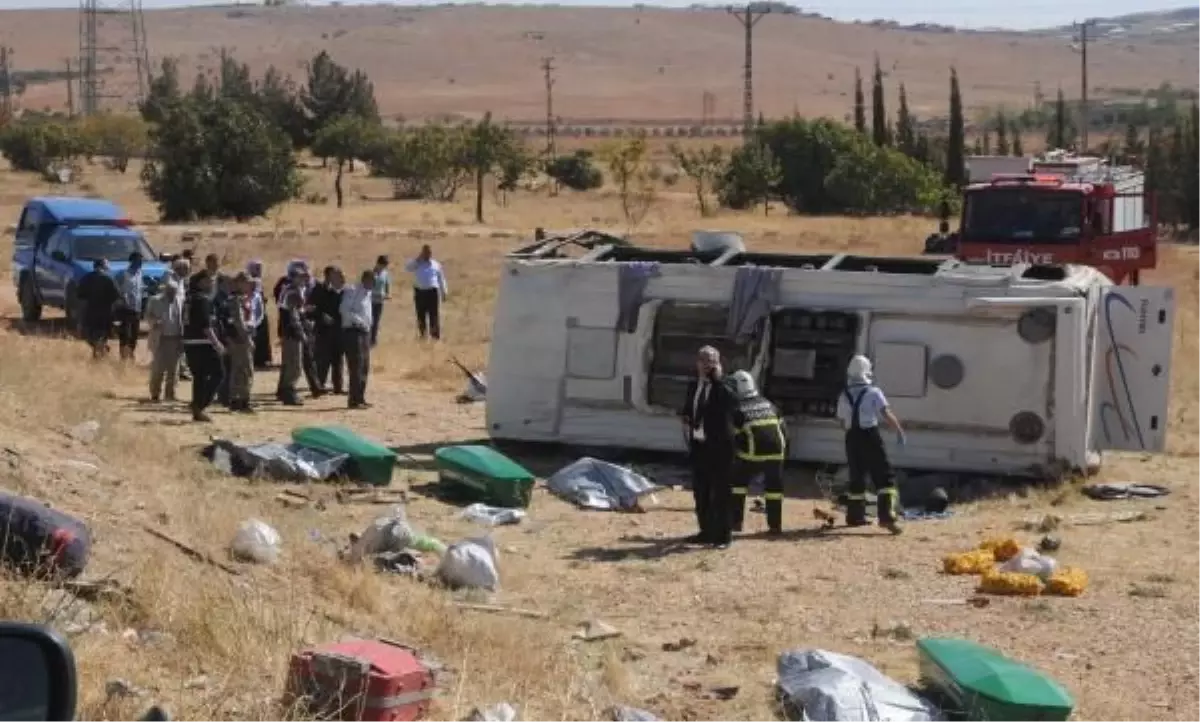 Gaziantep\'te Midibüs Tankere Çarptı: 3 Ölü, 25 Yaralı